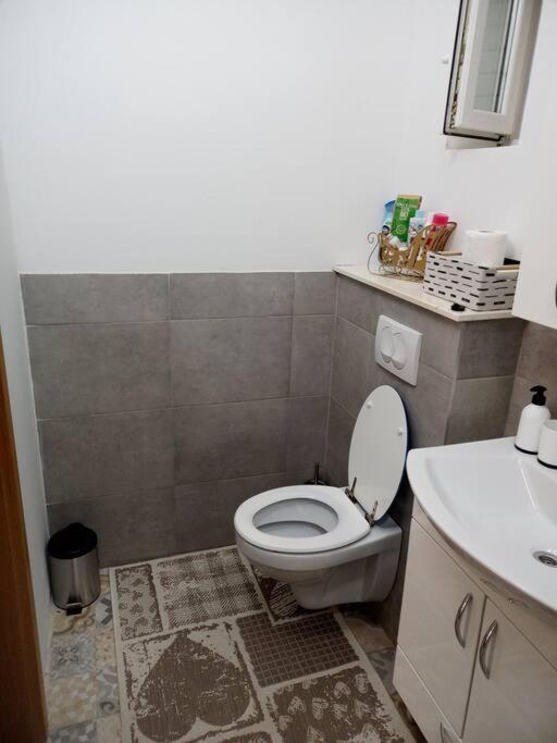 Obiteljski Stan Kastel Luksic Apartamento Kaštela Exterior foto